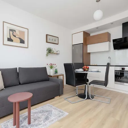 Bright With Parking & Balcony Close To The Airport By Renters