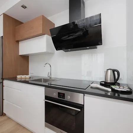 Bright With Parking & Balcony Close To The Airport By Renters