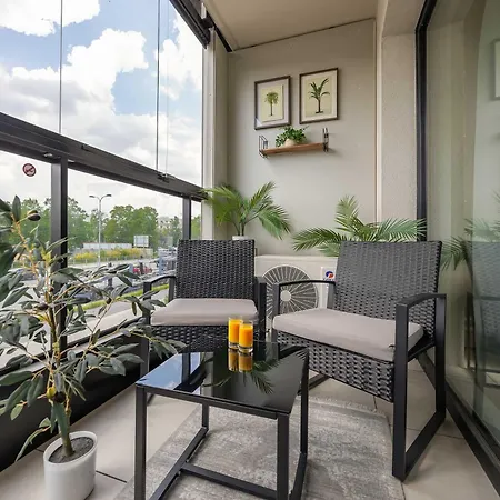 Bright With Parking & Balcony Close To The Airport By Renters アパート *