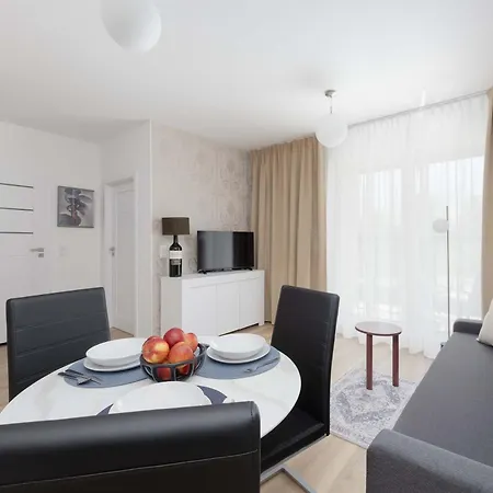 Bright With Parking & Balcony Close To The Airport By Renters アパート