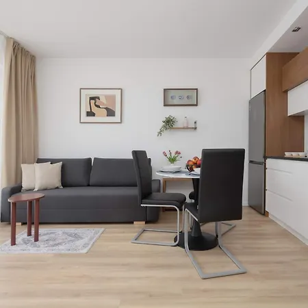 Bright With Parking & Balcony Close To The Airport By Renters アパート ワルシャワ