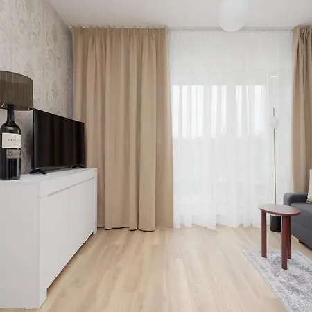 アパート Bright With Parking & Balcony Close To The Airport By Renters ワルシャワ