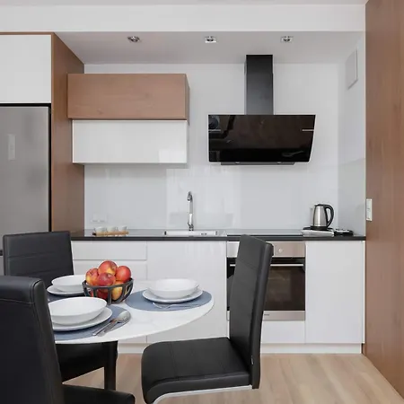Bright With Parking & Balcony Close To The Airport By Renters アパート