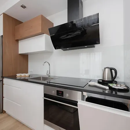 Bright With Parking & Balcony Close To The Airport By Renters アパート ワルシャワ