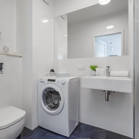 Bright With Parking & Balcony Close To The Airport By Renters *