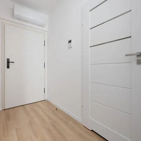 Bright With Parking & Balcony Close To The Airport By Renters アパート ワルシャワ