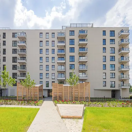 Bright With Parking & Balcony Close To The Airport By Renters ワルシャワ
