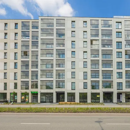 Bright With Parking & Balcony Close To The Airport By Renters アパート