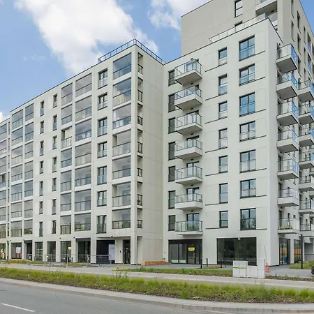 アパート Bright With Parking & Balcony Close To The Airport By Renters